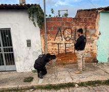 Na ação, foram localizadas porções de cocaína e maconha, uma arma de fogo, aparelhos celulares, documentos e anotações ligados aos crimes