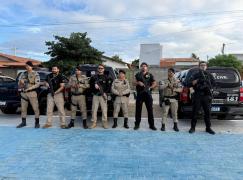 Na ação, foram localizadas porções de cocaína e maconha, uma arma de fogo, aparelhos celulares, documentos e anotações ligados aos crimes