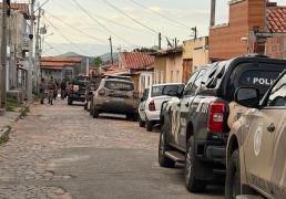 Na ação, foram localizadas porções de cocaína e maconha, uma arma de fogo, aparelhos celulares, documentos e anotações ligados aos crimes