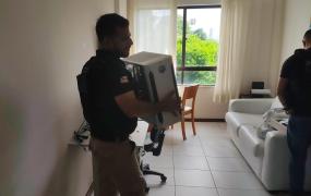 O homem é acusado de vender fotos de clientes, sem consentimento, para plataforma de conteúdo adulto na internet.