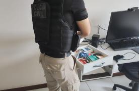 O homem é acusado de vender fotos de clientes, sem consentimento, para plataforma de conteúdo adulto na internet.