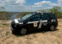 A vítima era impedida de sair de casa sozinha, sofria vigilância constante e tinha o contato com familiares restringido