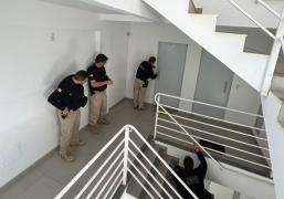 A ação cumpriu mandados judiciais e resultou em prisão em flagrante e apreensões