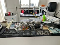 A ação cumpriu mandados judiciais e resultou em prisão em flagrante e apreensões