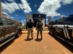 A ação cumpriu mandado de prisão contra um homem suspeito de tentativa de homicídio e outro por crimes ligados à violência doméstica