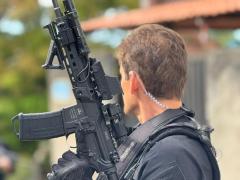 Foram apreendidas armas, rádios comunicadores, munições e roupas táticas