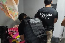 O investigado utilizava perfis falsos em jogos on-line voltados ao público infantil para se aproximar das vítimas e obter imagens de cunho sexual