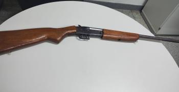 A arma foi localizada na residência do suspeito