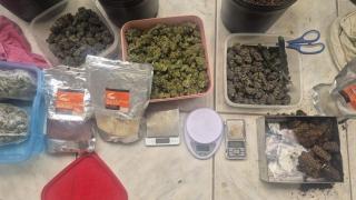 O responsável pelo local foi autuado em flagrante por tráfico de drogas durante ação da Deam/CMB