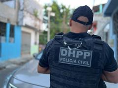 A vítima, identificada como George Santos Teles Junior, de 19 anos, sofreu agressões físicas praticadas por um grupo de homens