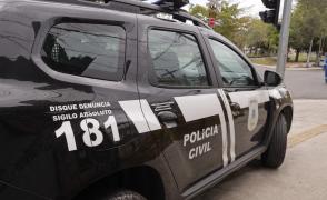 Uma pistola e dez munições foram apreendidas