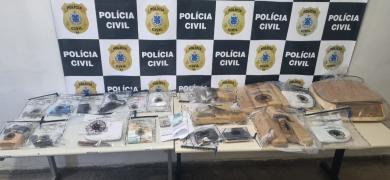 Ação integrada resultou na prisão de dois suspeitos e na apreensão de drogas, armas e a quantia de R$ 20 mil