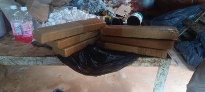 Ação integrada resultou na prisão de dois suspeitos e na apreensão de drogas, armas e a quantia de R$ 20 mil