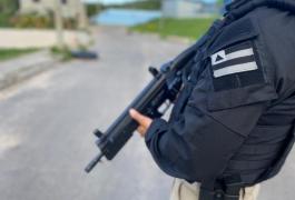 Suspeito ameaçou a vítima com arma de fogo após as agressões