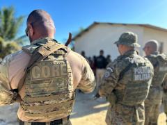 Armas, carregadores e munições foram encontrados na madrugada desta quinta-feira (29), em uma região de mata fechada.