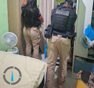 Diligências apreenderam arma de fogo, drogas e equipamentos de vigilância