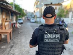 Ela é suspeita de envenenar um homem, aplicar golpes financeiros e se passar por policial