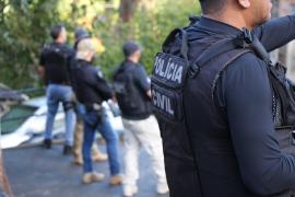 Policiais civis ajudaram na contenção do fogo na localidade