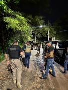 A ação conjunta das Polícias Civis da Bahia e de São Paulo resultou em prisões em Condeúba e Cotia, além da apreensão de armas e outros materiais ligados à organização criminosa