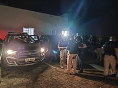 A ação conjunta das Polícias Civis da Bahia e de São Paulo resultou em prisões em Condeúba e Cotia, além da apreensão de armas e outros materiais ligados à organização criminosa