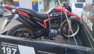 Uma pistola semiautomática e uma espingarda calibre 12 estão entre as armas apreendidas