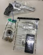A ação resultou na apreensão de arma, munições, coletes balísticos e celular