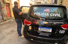 Homem de 30 anos foi capturado durante cumprimento de mandado e estava com cocaína e materiais para comercialização