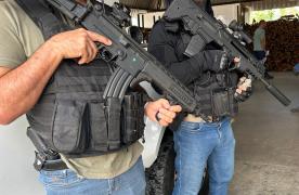 Os suspeitos foram alcançados em Santo Antônio de Jesus com veículo clonado, diversas placas e drogas