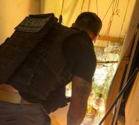 O homem de 26 anos foi autuado em flagrante por tráfico de drogas