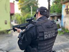 O suspeito, integrante de um grupo criminoso, é suspeito de envolvimento em mortes ocorridas em junho de 2025