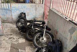 O suspeito foi flagrado desmontando motocicleta com sinais identificadores suprimidos