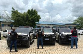 Mandados foram cumpridos em seis municípios. Na ação drogas, celulares e arma usada em confonto com policiais foram apreendidos