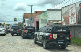 Mandados foram cumpridos em seis municípios. Na ação drogas, celulares e arma usada em confonto com policiais foram apreendidos