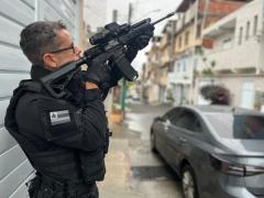 A ação cumpriu mandados judiciais e apreendeu armas, drogas, veículos e dinheiro em espécie