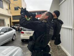 A ação cumpriu mandados judiciais e apreendeu armas, drogas, veículos e dinheiro em espécie