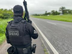 A ação cumpriu mandados judiciais e apreendeu armas, drogas, veículos e dinheiro em espécie