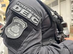 A ação cumpriu mandados judiciais e apreendeu armas, drogas, veículos e dinheiro em espécie