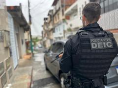 A ação cumpriu mandados judiciais e apreendeu armas, drogas, veículos e dinheiro em espécie