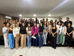 O evento discute fluxo integrado de proteção e apoio à mulher com autoridades locais