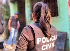 Durante cumprimento de mandado de busca no bairro Conquista, policiais civis apreenderam cocaína, maconha, celulares e dinheiro