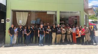 Flores e abraços foram distribuídos às mulheres que passavam pelo local