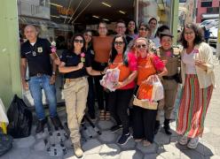 Flores e abraços foram distribuídos às mulheres que passavam pelo local