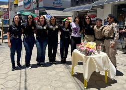 Flores e abraços foram distribuídos às mulheres que passavam pelo local