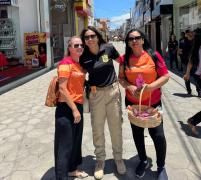 Flores e abraços foram distribuídos às mulheres que passavam pelo local