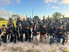 Armas, munições, drogas e rádios comunicadores foram apreendidos com os criminosos