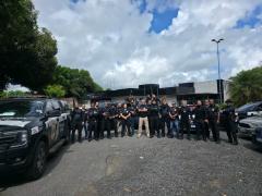 Ação da Polícia Civil cumpriu mandados de busca e apreensão e resultou na apreensão de armas, drogas, máquinas de jogos de azar e veículos