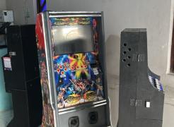 Ação da Polícia Civil cumpriu mandados de busca e apreensão e resultou na apreensão de armas, drogas, máquinas de jogos de azar e veículos