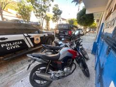 Ação da Polícia Civil cumpriu mandado de busca e apreensão e localizou armas de fogo, dinheiro e veículos com sinais de adulteração