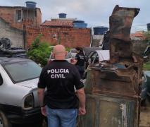 Ação da Polícia Civil cumpriu mandado de busca e apreensão e localizou armas de fogo, dinheiro e veículos com sinais de adulteração