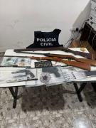 Ação da Polícia Civil cumpriu mandado de busca e apreensão e localizou armas de fogo, dinheiro e veículos com sinais de adulteração
